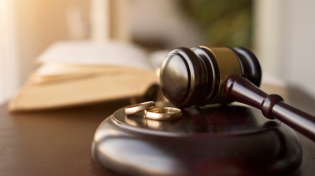 Judge-gavel-and-wedding-rings-for-divorce-proceeding_s.jpg